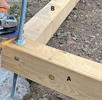 Isoleret anneks: Bjælke til fundament i isoleret anneks Isoleret anneks: Bjælke fastgøres til fundament i isoleret anneks